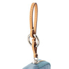 ストラップには丸型カラビナが付属。持ち手が太めのバッグやパンツのベルトループなどに取り付けやすい仕様です。