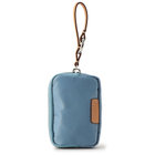 ストラップには丸型カラビナが付属。持ち手が太めのバッグやパンツのベルトループなどに取り付けやすい仕様です。