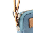 ストラップには丸型カラビナが付属。持ち手が太めのバッグやパンツのベルトループなどに取り付けやすい仕様です。