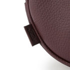 小さなレザータグを配し、デザインをよりミニマルに昇華