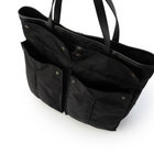 プリーツを取り入れた収納力の高いフロントポケット×2