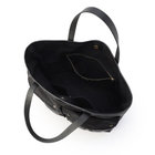 内装：マグネットボタン、ジップ付きポケット×1、フリーポケット×2