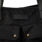 小さなブランドロゴでよりモダンな印象に