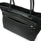 取り出し頻度が高くなるジップ付きフロントポケットには、スナップボタンで開閉するレザーフラップが付属