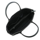 内側は3室構造。中央に仕切りの役割も担うポケットが備わり、そのほかフリーポケットが3つ付属した充実の収納