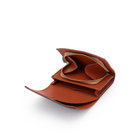 内側は本革で裏張り。見えない部分までも妥協がありません。