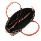 内側は3室構造。中央に仕切りの役割も担うポケットが備わり、そのほかフリーポケットが3つ付属した充実の収納