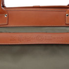 Felisiを象徴するイタリア製ナイロンとバケッタレザーのコンビネーション