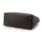 バッグ底部には底鋲、底板を備えています。