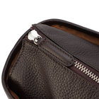 控えめな装飾感のシルバーコーティング。引き手のレザーは立体的な仕上げ