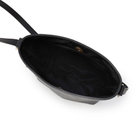 シンプルな1層構造のメインコンパートメント。開口部マグネットボタン付属。フリーポケット×1