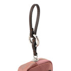 ストラップには丸型カラビナが付属。持ち手が太めのバッグやパンツのベルトループなどに取り付けやすい仕様です。