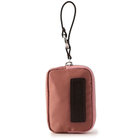 ストラップには丸型カラビナが付属。持ち手が太めのバッグやパンツのベルトループなどに取り付けやすい仕様です。