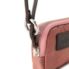 ストラップには丸型カラビナが付属。持ち手が太めのバッグやパンツのベルトループなどに取り付けやすい仕様です。