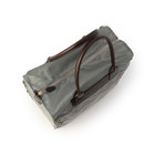 取り出し口はジップ仕様。ハンドルは手馴染みの良い丸手型