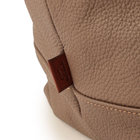 ロゴや紋章もあえて目立たないデザインに