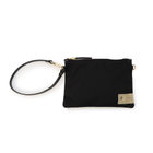 ストラップの片方は先端がフック式となっており、使い方も様々にアレンジ可能