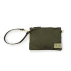 ストラップの片方は先端がフック式となっており、使い方も様々にアレンジ可能