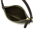 内装はシンプルな1室構造。携帯や財布、キーケースなど必需品を収めやすいサイズ感です。