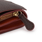 つまみやすいレザーの引き手。コバは切り目磨き仕上げです。