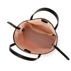 メイン室は開閉しやすいマグネットボタン式。また、シンプルで使いやすい1室タイプです。