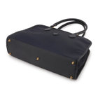 底部にはレザーと底鋲を備えています。