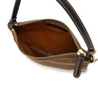 内装はシンプルな1室構造。携帯や財布、キーケースなど必需品を収めやすいサイズ感です。