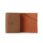 内側は本革で裏張り。見えない部分までも妥協がありません。