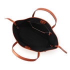 メイン室は開閉しやすいマグネットボタン式。また、シンプルで使いやすい1室タイプです。