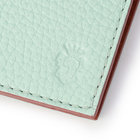 繊細なステッチワークに、コバは切り目磨き仕上げ