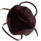 メイン室は開閉しやすいマグネットボタン式。また、シンプルで使いやすい1室タイプです。