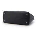 バッグ底部には底鋲、底板を備えています。