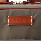 小さなブランドロゴでよりモダンな印象に