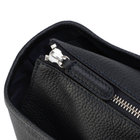 控えめな装飾感のシルバーコーティング。引き手のレザーは立体的な仕上げ