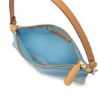 内装はシンプルな1室構造。携帯や財布、キーケースなど必需品を収めやすいサイズ感です。