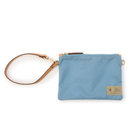 ストラップの片方は先端がフック式となっており、使い方も様々にアレンジ可能