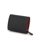 手に馴染みやすい薄マチのコンパクトサイズ