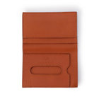 内側は本革で裏張り。見えない部分までも妥協がありません。