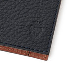 繊細なステッチワークに、コバは切り目磨き仕上げ