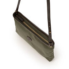 取り出し口はジップ仕様。ギボシの留め外しで長さ調節いただけます。