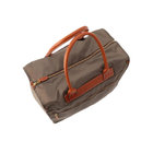 取り出し口はジップ仕様。ハンドルは手馴染みの良い丸手型