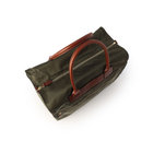 取り出し口はジップ仕様。ハンドルは手馴染みの良い丸手型