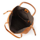 メイン室は開閉しやすいマグネットボタン式。また、シンプルで使いやすい1室タイプです。