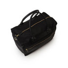 取り出し口はジップ仕様。ハンドルは手馴染みの良い丸手型