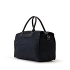 サイドにはDカンを装備。別売りストラップを取り付けて2Way使用も可能