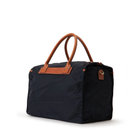 サイドにはDカンを装備。別売りストラップを取り付けて2Way使用も可能