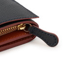 つまみやすいレザーの引き手。コバは切り目磨き仕上げです。