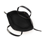 メイン室は開閉しやすいマグネットボタン式。また、シンプルで使いやすい1室タイプです。