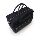 取り出し口はジップ仕様。ハンドルは手馴染みの良い丸手型