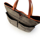 プリーツを取り入れた収納力の高いフロントポケット×2